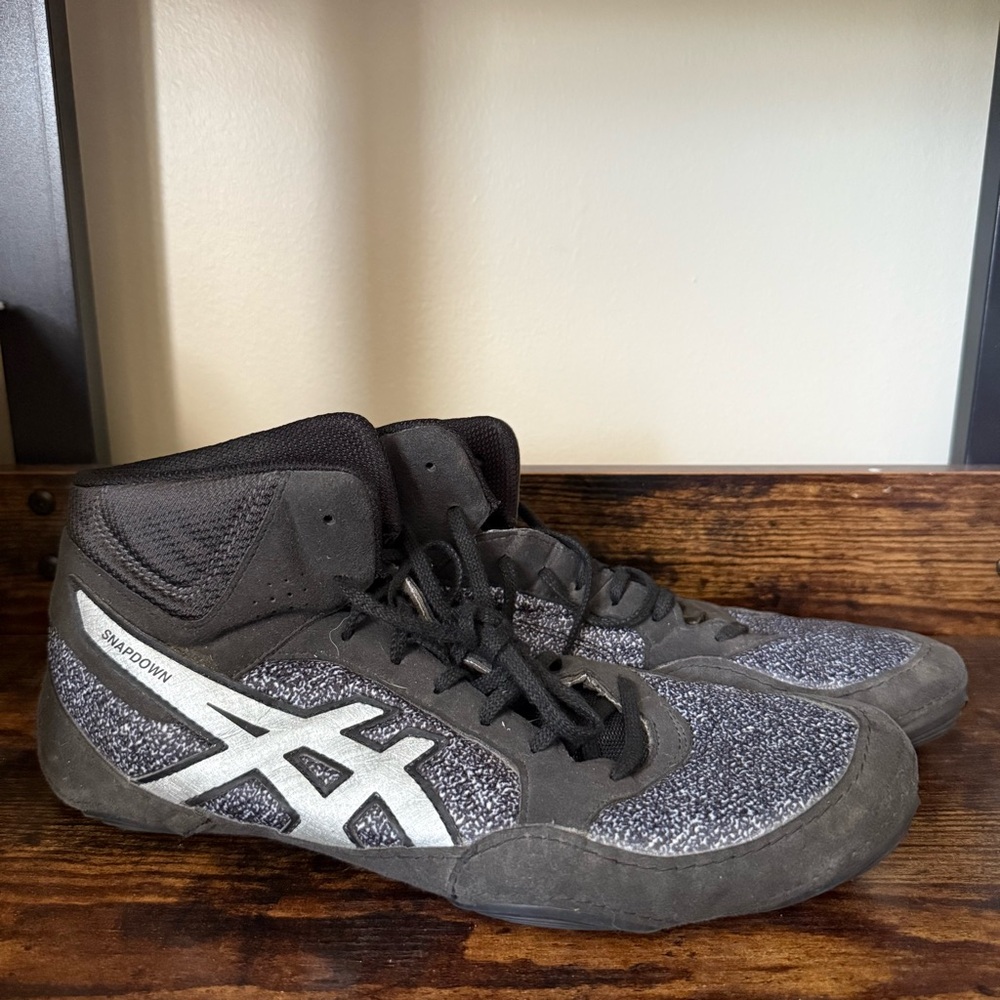 ASICS Black and Silver Wrestling Shoes Men’s Size 10.5